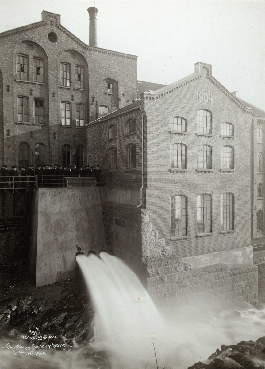 Fortex A/S. Christiania Seildugsfabrik. Bygninger og Akerselva. Oslo 1904.