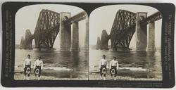 Stereoskopi. To menn i kilt ved Forth Bridge, Skottland.