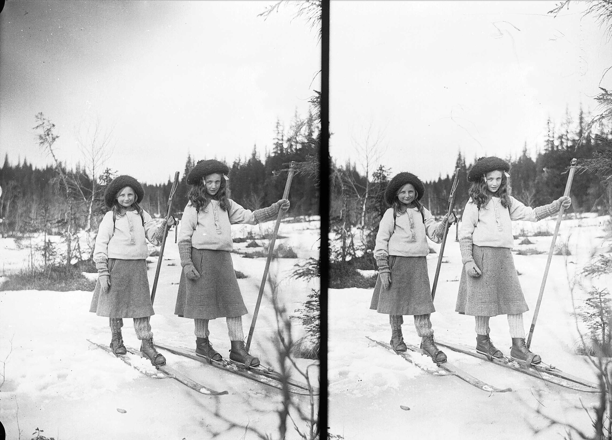 Gudrun og Karen Q. Wiborg på ski. Holoa, Hadeland, Jevnaker, Oppland, 1906.