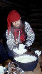 Julemarked 2001.
Fjøsnissen spiser julegrøt.