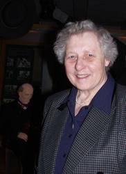 Aagot Noss fotografert i Folkedrakt- utstillingen, april 200