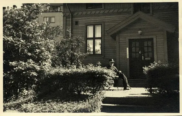 Komponisten Christian Sinding (1856-1941) sittende foran inn