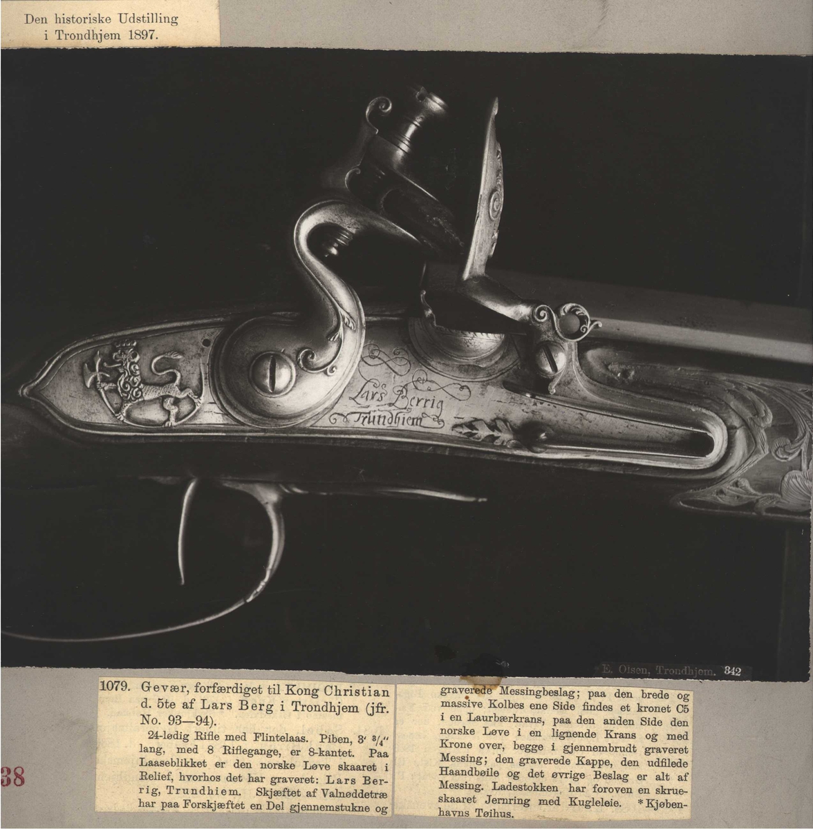 Gevær. Laget til Kong Christian den 5. av  Lars Berg, Trondheim.
Fra Den historiske Utstilling i Trondheim i 1897.