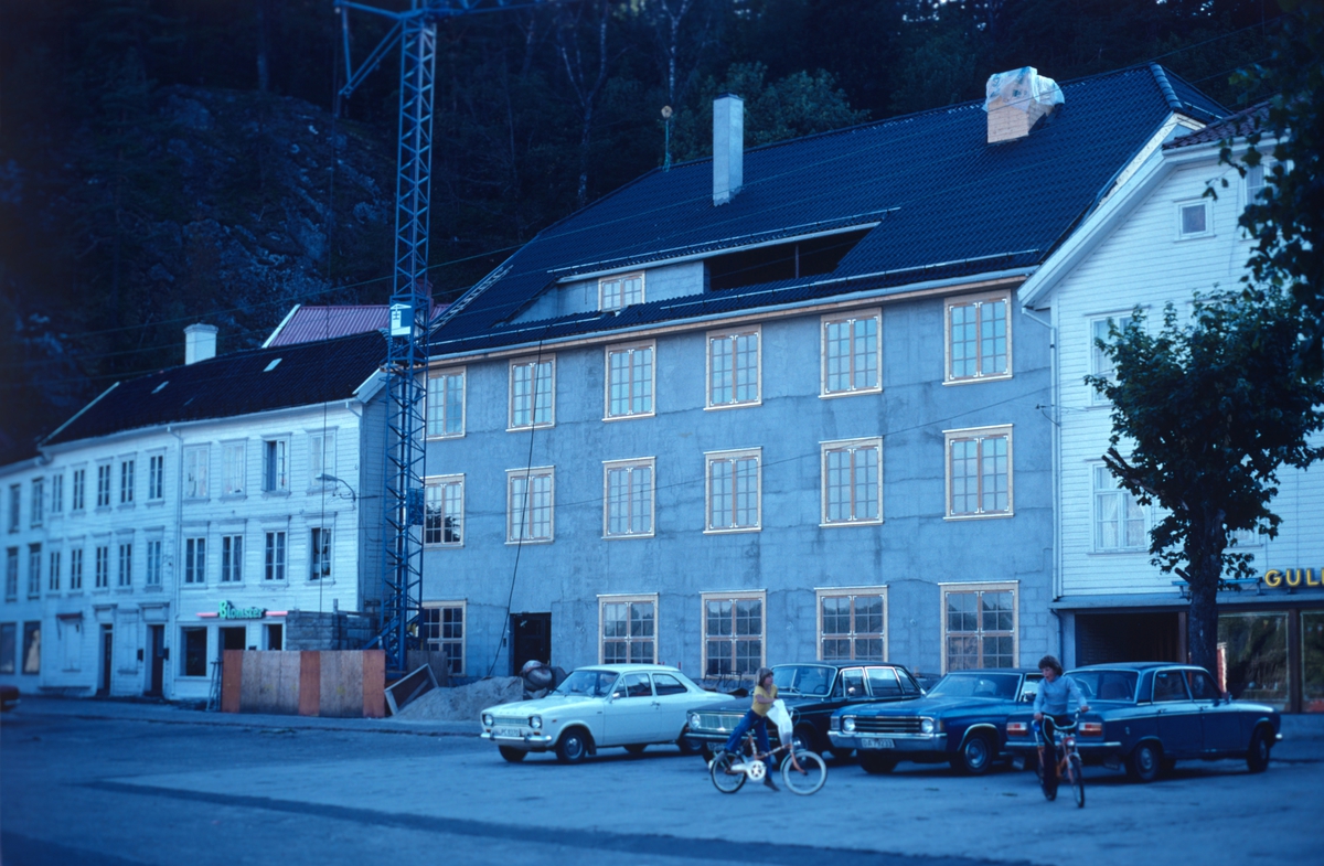 Byggeskikk i Norge. Ny bygning tilpasset gammelt miljø. Illustrasjonsbilde fra Nye Bonytt 1978.