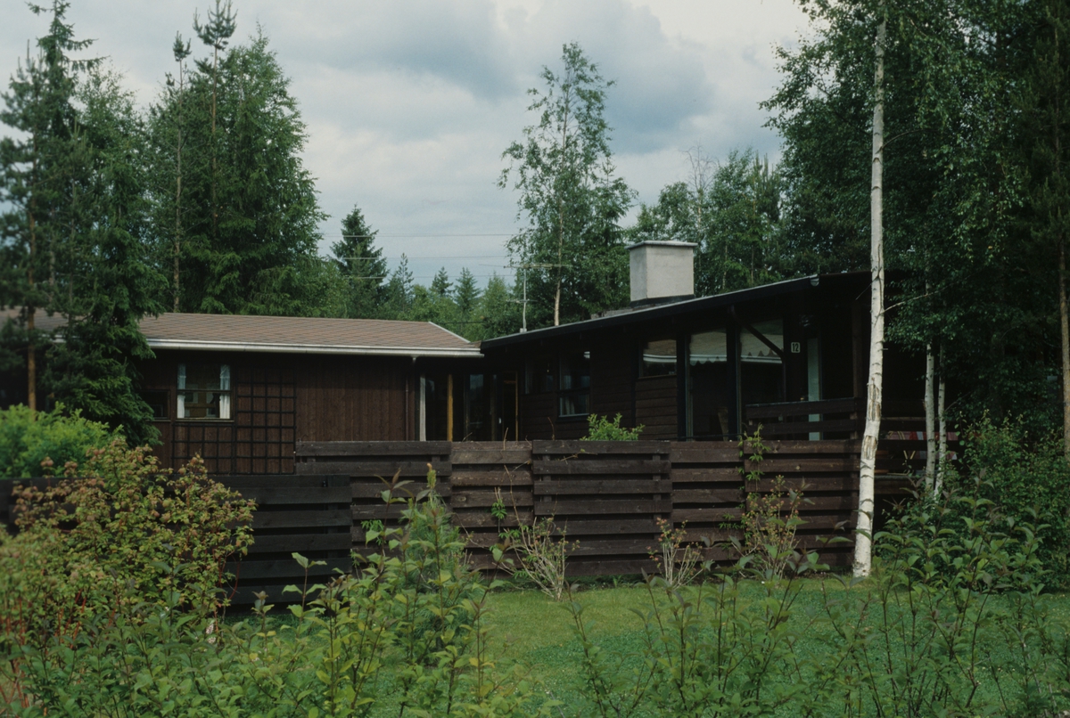 Granpanelt typehus, satt sammen av et Flexihus og en Trybohytte, Elverum, Hedmark. Fotografert for Bonytt 1983.
