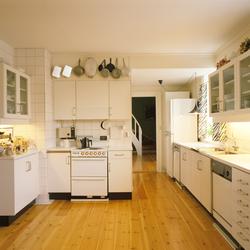 Nytt kjøkken i gammelt hus. Illustrasjonsbilde for for Bonyt