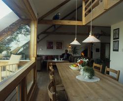Spisebord mellom stuen og veranda, i utbygd loft i en gammel