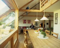 Spisebord mellom stuen og veranda, i utbygd loft i en gammel