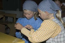 Levendegjøring på museum.Ferieskolen uke 31 i 2006. Fra sko