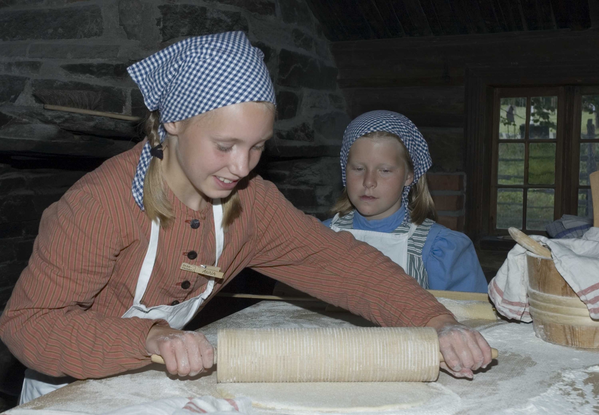 Levendegjøring på museum.
Ferieskolen uke 31 i 2006. Jenter baker lefser. Norsk Folkemuseum, Bygdøy.
