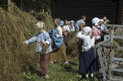 Levendegjøring på museum.Ferieskolen uke 31. Høyet kjøres i