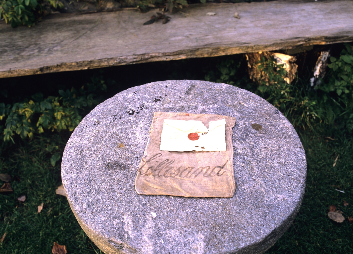 Fergestedet ved Svinesundbroen. Postsekk merket  Lillesand gjemt i en sprekk i panelet, konvolutt med lakksegl, adresse Ålesund,  bekrefter at brevet er fra før 1850 . Illustrasjonsbilde fra Nye Bonytt 1989.