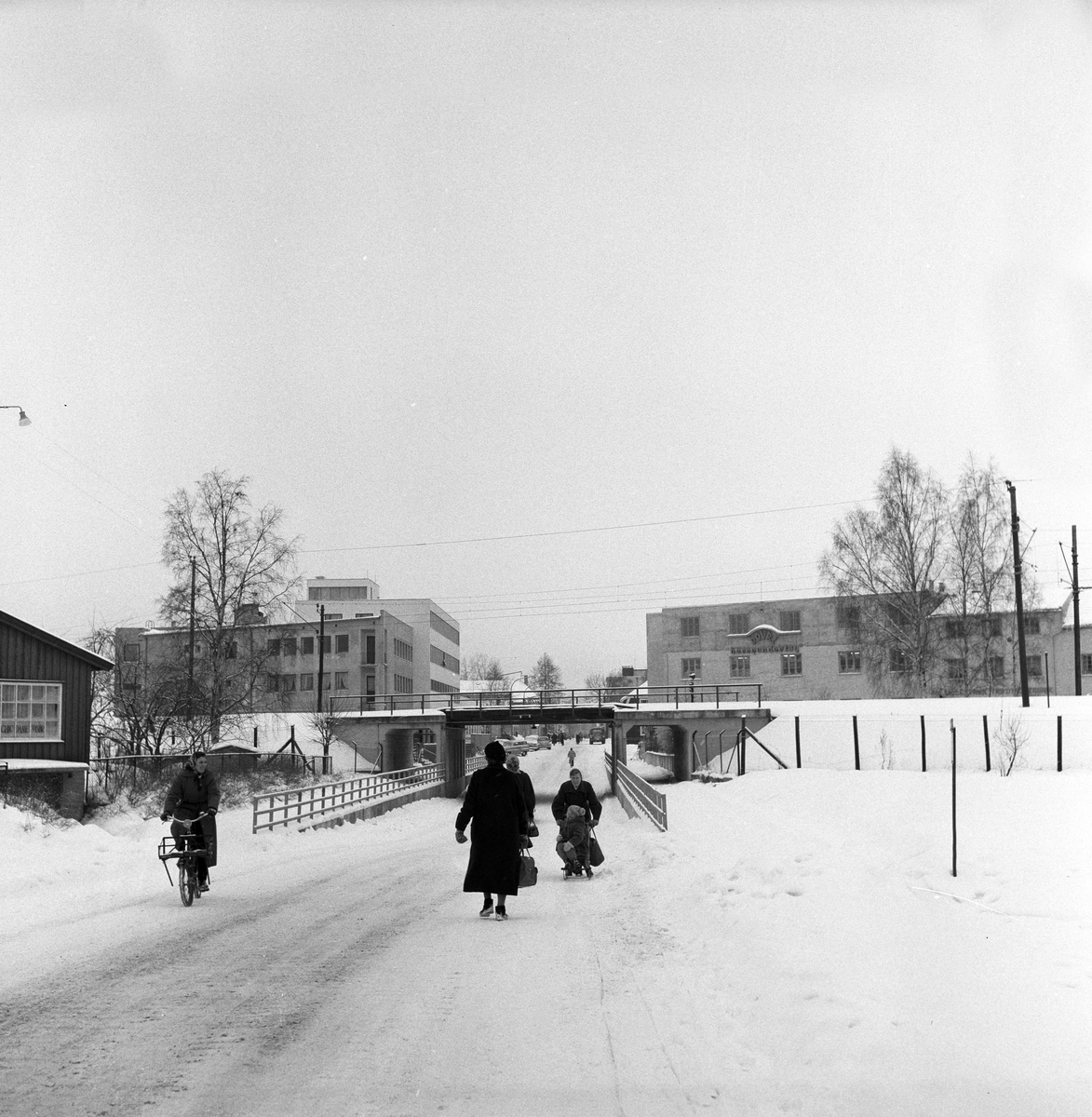 Jernbanebru i Lillestrøm, Akershus. Fotografert des. 1955.