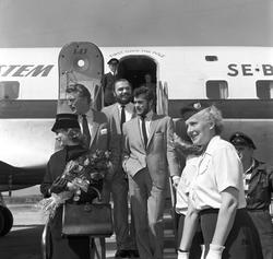 Kirk Douglas, kjent amerikansk skuespiller, lander på Forneb