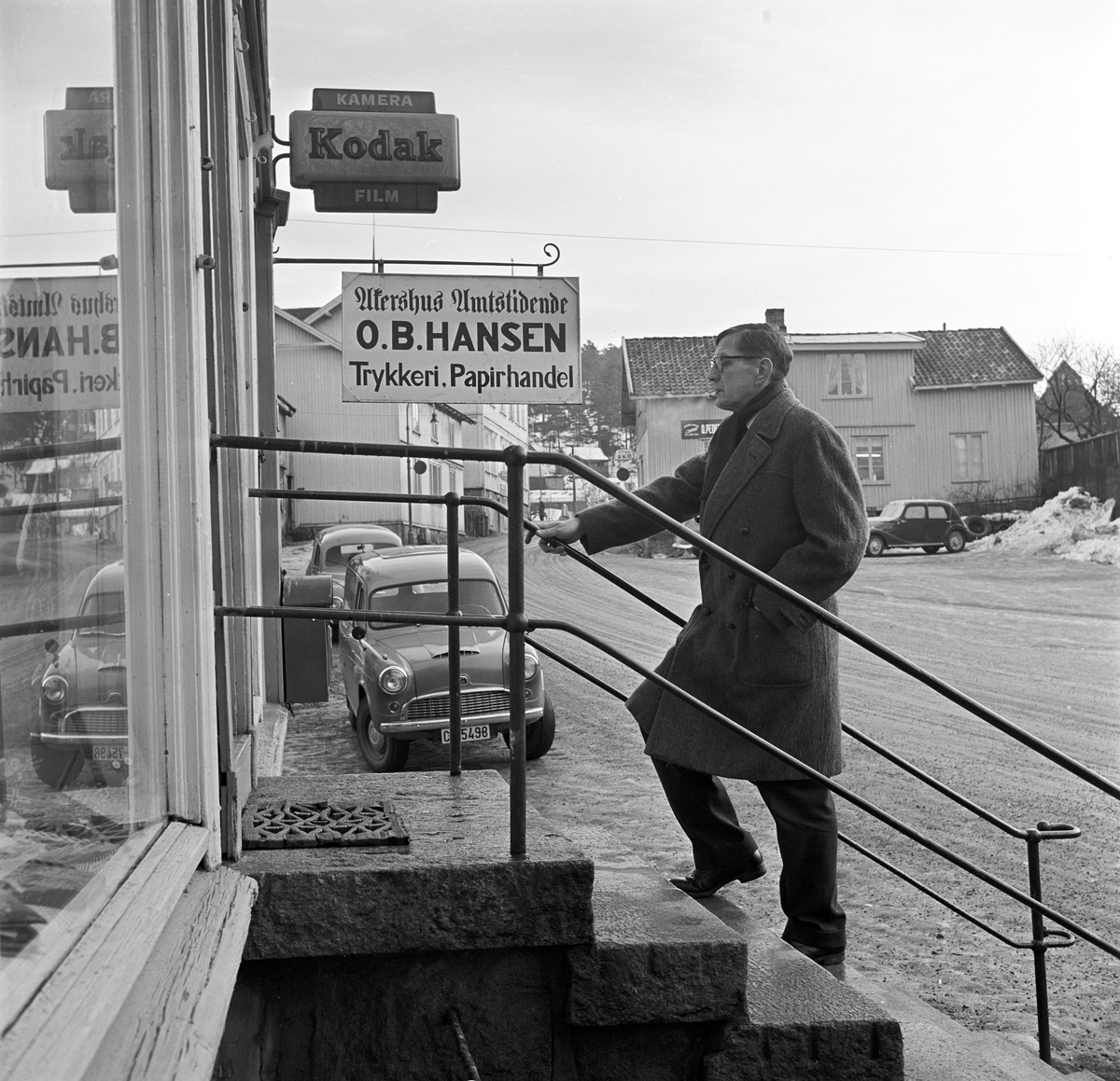 Frederik Stabel, Norsk Dusteforbund, her på vei inn i en forretning, antatt Drøbak, desember 1960.