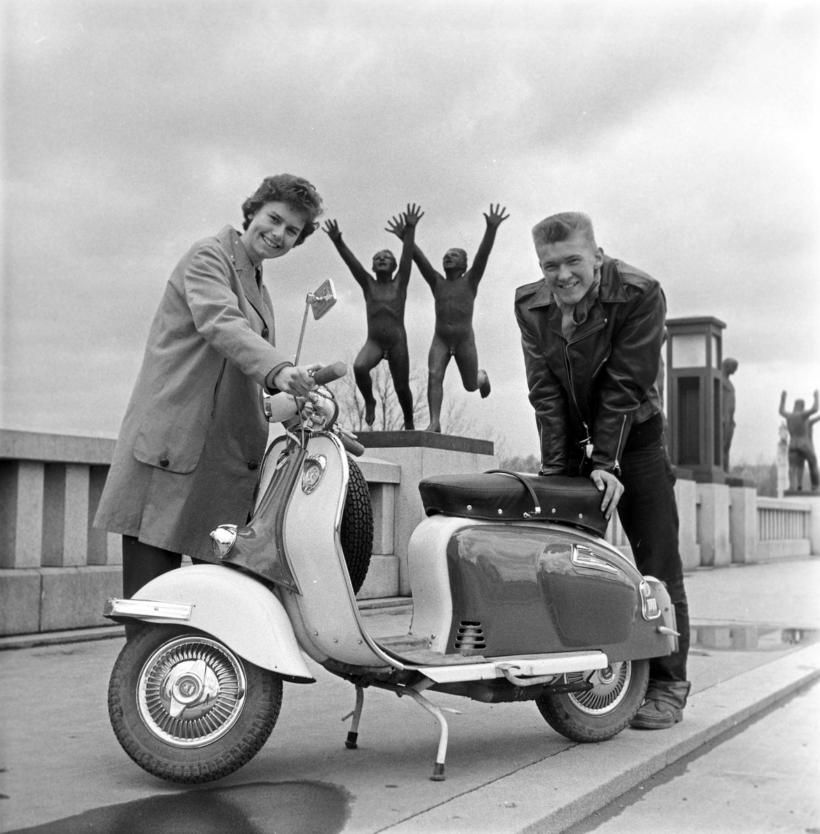 Serie. Presentasjon av "ISO" scooter, blant annet fotografert i Vigelandsparken og på Frognerstranda i Oslo. Fotografert 1959.