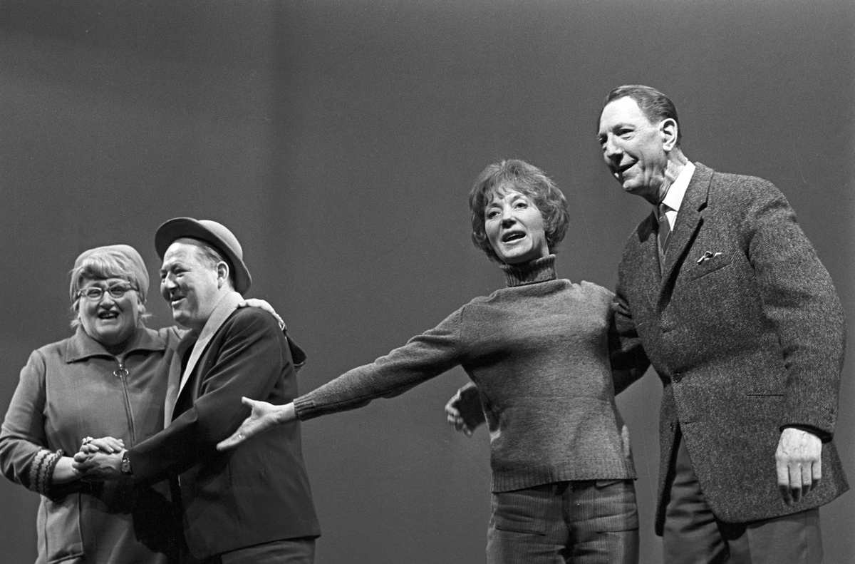 Serie. Fra prøvene til revyen "Lykke til" på Chat Noir i Oslo. Blant de medvirkende var Leif Juster, Elsa Lystad, Carsten Byhring og Elisabeth Grannemann. Fotografert februar 1969.