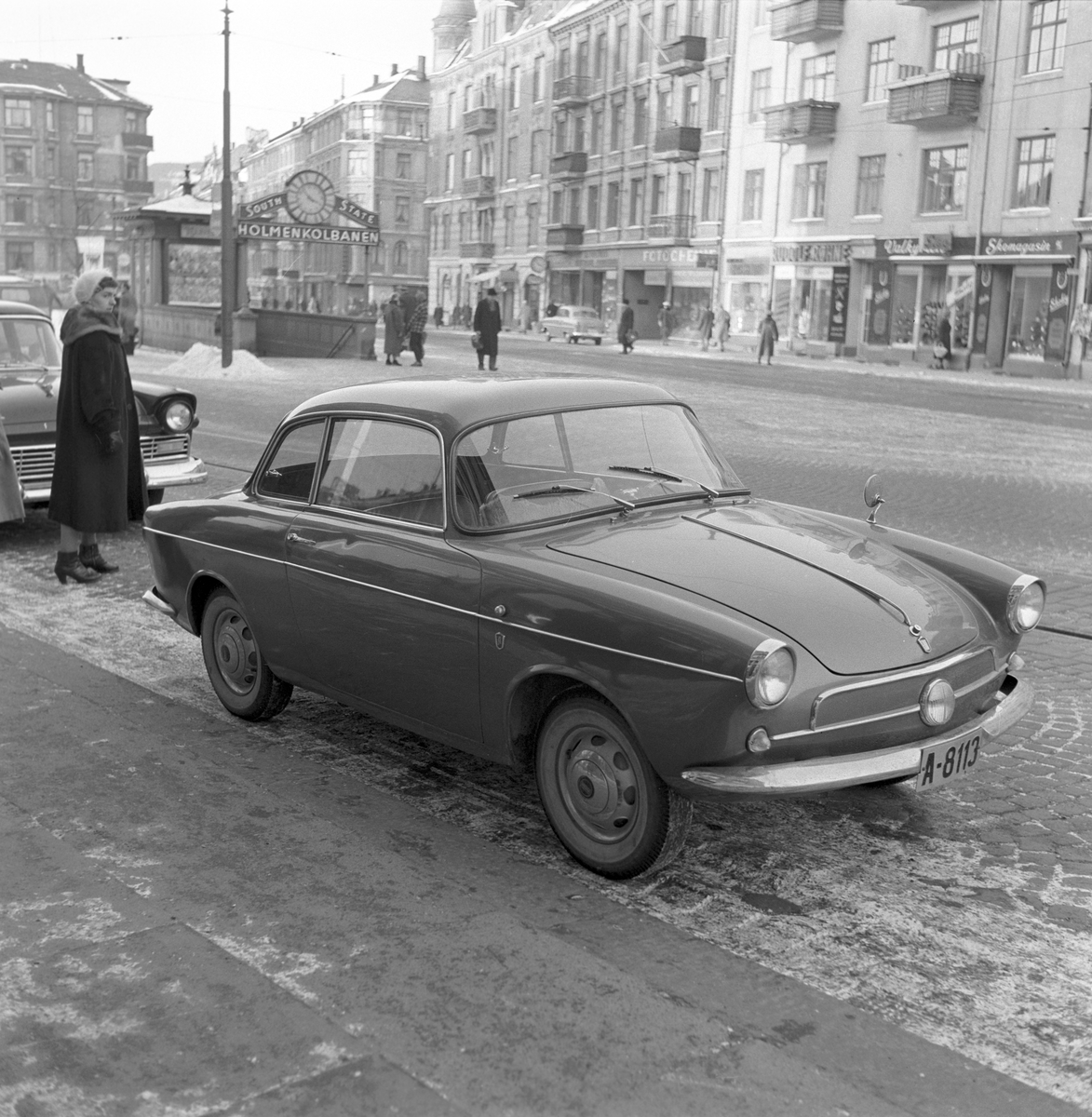 Bilen er en Fiat 600 Berlinetta Allemano, en spesialutgave med karrosseri fra Carrozzeria Allemano. Ble bygget mellom 1955 og 1958 i et meget begrenset antall. Bilen Fiat Special parkert i Bogstadveien ved Valkyrie plass i Oslo. I bakgrunnen ses nedgangen til stasjonen på Holmenkolbanen.