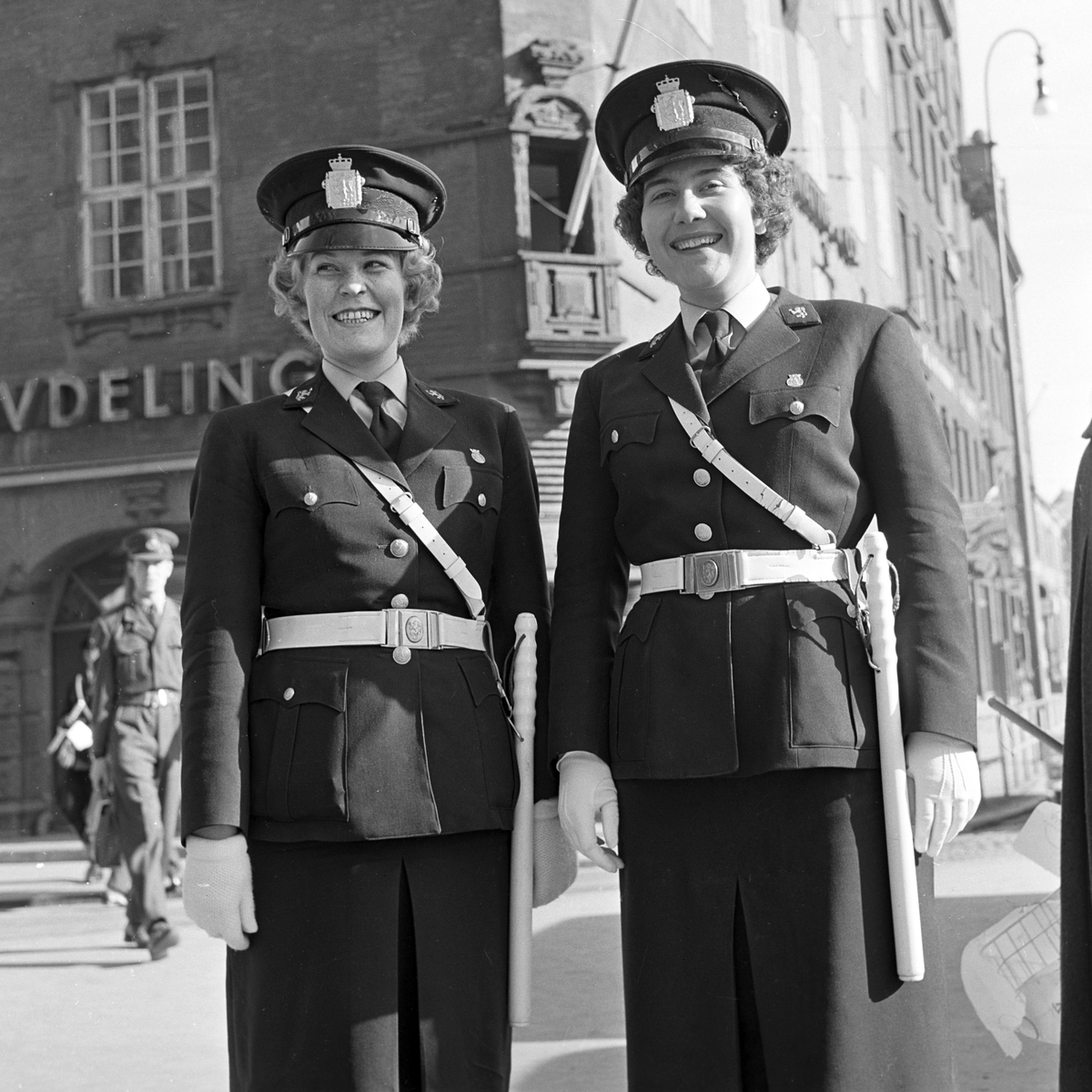 Serie. Kvinnelig trafikkpoliti. Én av dem dirigerer trafikken i krysset  Akersgata/Teatergata. Fotografert april 1962.

