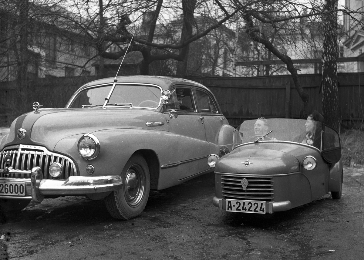 Serie. Bilutstilling av Engelske biler som Vauxhall Velox på Frognerseteren, Oslo. Fotografert 4. september 1956.