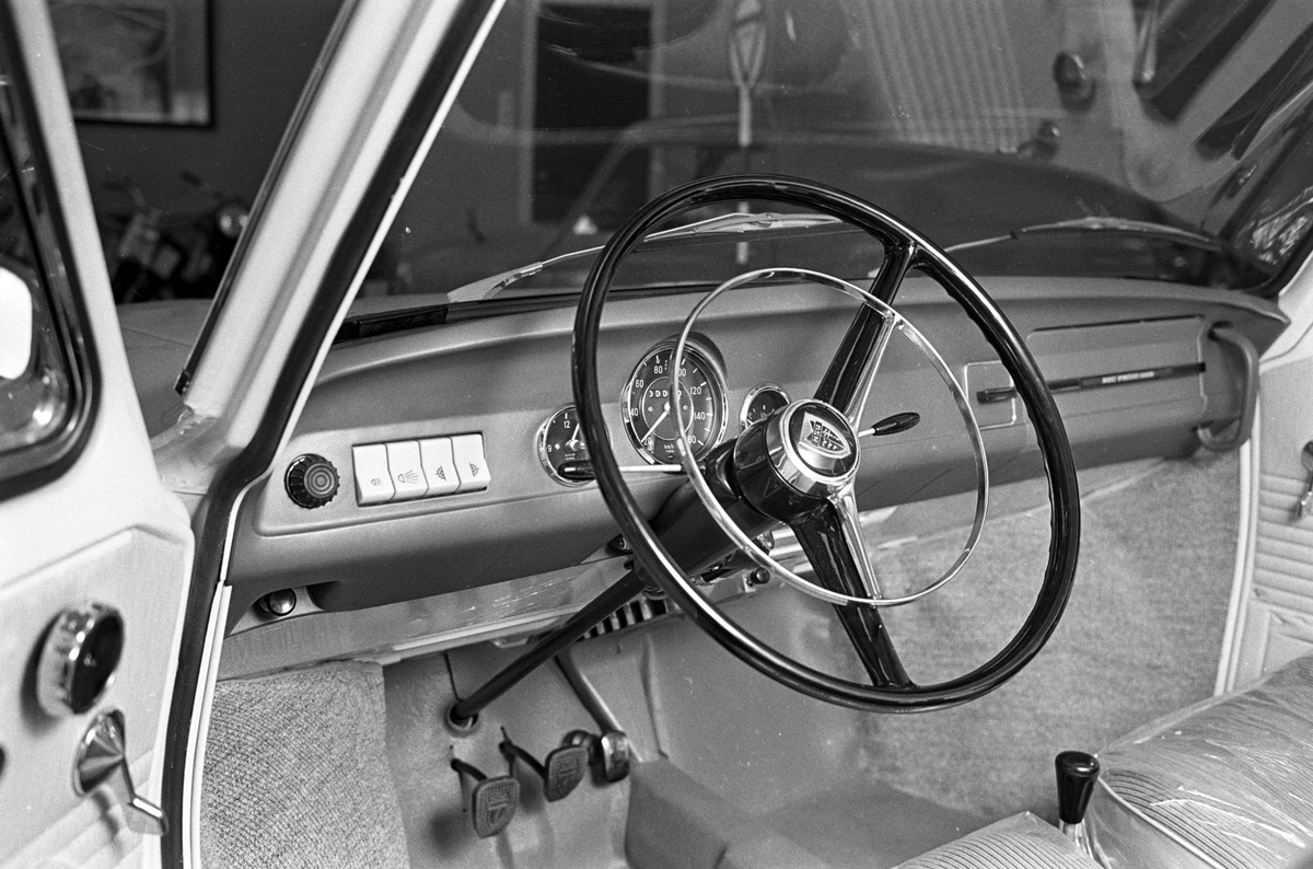 Serie. NSU Prinz 1000, bilinteriør og NSU Prinz butikk. Fotografert mars 1962.