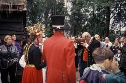 Brudgommen har hentet sin brud i Bualoftet NF082, Hordalands