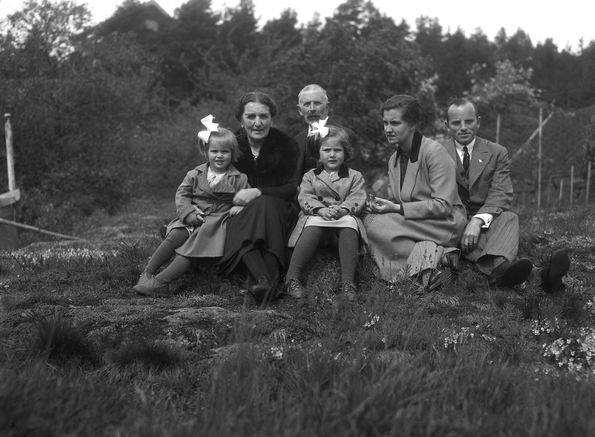 Tre genrasjoner Arentz sitter sammen i Pinsen, fra venstre: Siri, Didrikke, Eyvind, Guri, Dordi og Fritjof på Aasly. Fotografert Pinsen 1934.