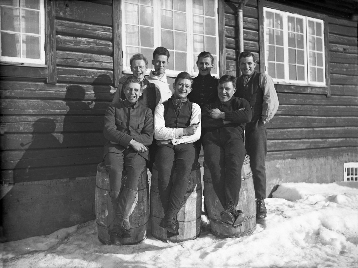 Syv unge menn, kalt 7'ern, foran Hytta, antagelig Studenthytta i Bymarka i Trondheim. Fritjof Arentz ytterst til høyre. Fotografert 1923.
