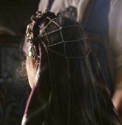 Brudepynting; Bø i Telemarke.
Malelekkja blir rutetredd.