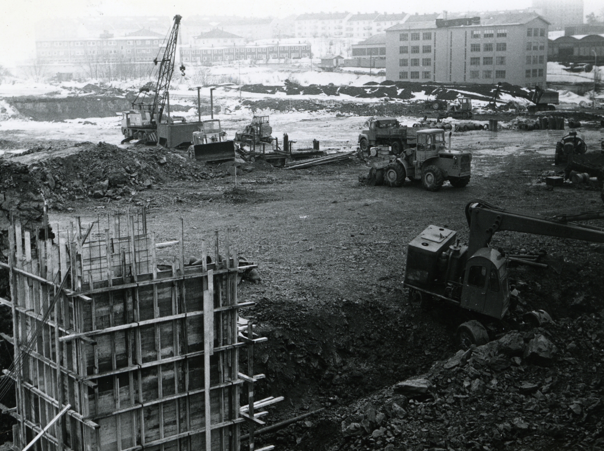 Byggeplass.
Konstruksjon av Tiedemanns Tobaksfabrik på Hovin i 1967. Maskiner i arbeid på byggeplassen.