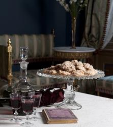 Punsj og makroner i Henrik Ibsens leilighet.