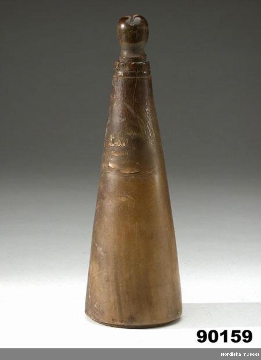 Kataloglapp: Krutflska av horn av nötboskap, med träbotten. Koniska form. Med skruvpropp av horn