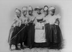 Gruppeportrett, seks kvinner, utkledd som kyllinger. Kylling