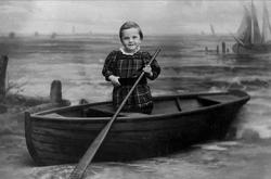 Avfotografering. Portrett av lite barn i båt. Avfotograferin