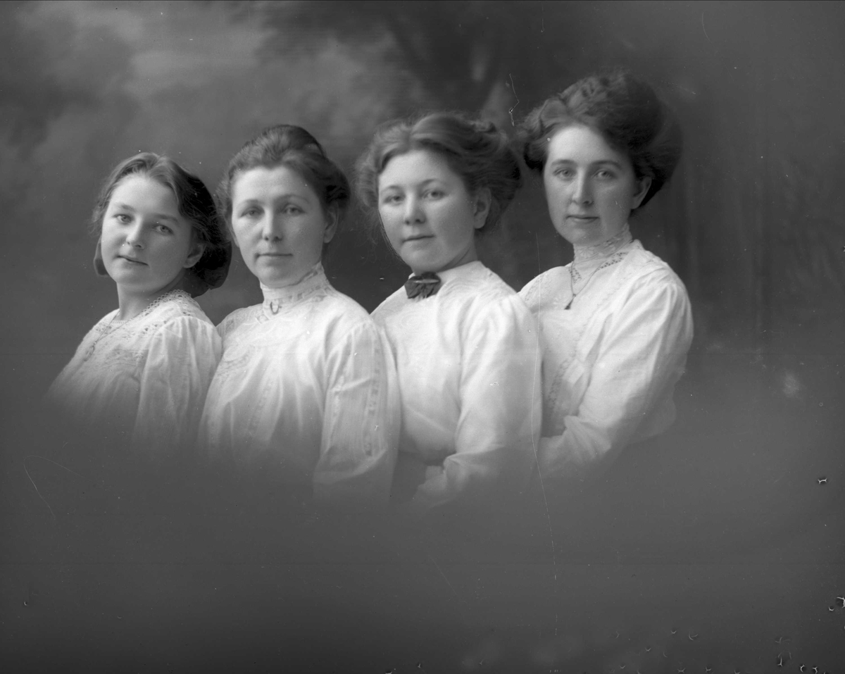 Gruppeportrett, fire søstre.