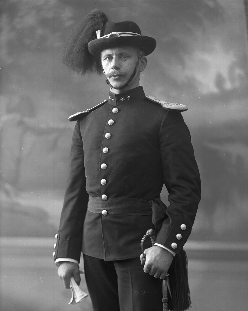 Portrett, Reinert Reinertsen, i uniform som premierløytnant ved Norske Jegerkorps.