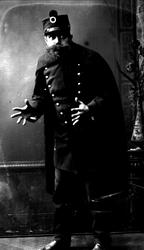 Portrett, skuespiller Simondsen i uniformsrolle.