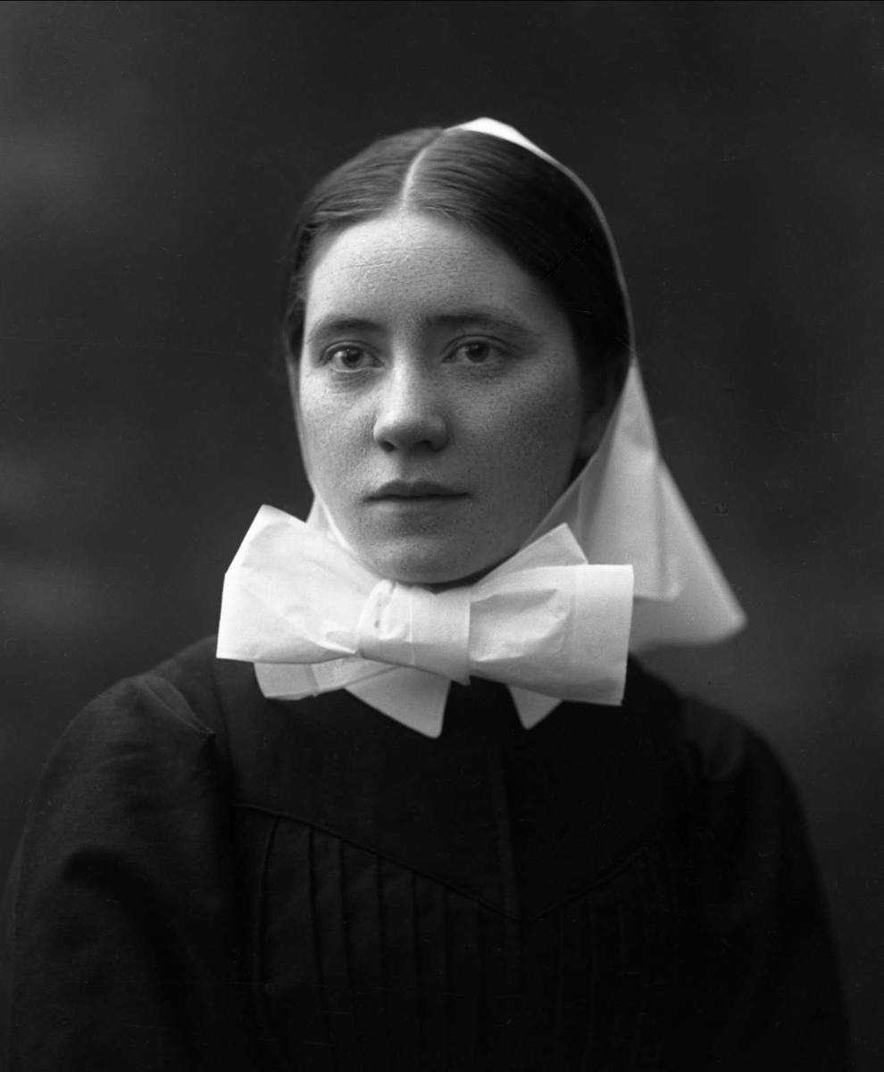 Portrett, sykepleier, søster Andrea Hals.