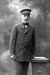 Portrett, mann i uniformslue fra Voksenkollen.