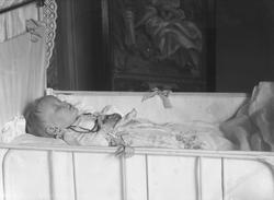 Post mortem-fotografi. Barn i kiste. Dr.Brandts barn.