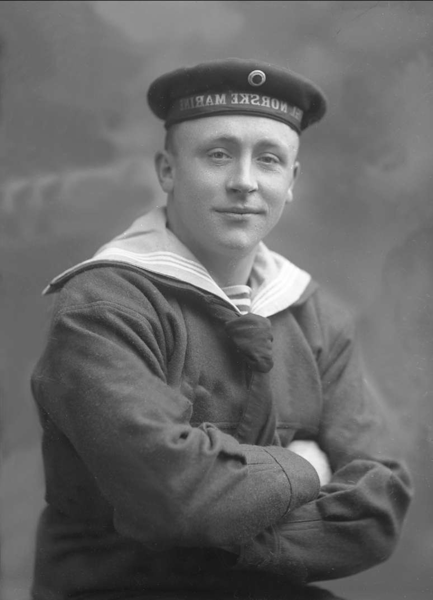 Portrett, mann med matrosuniform. Den norske marine. Viggo Jarmann.