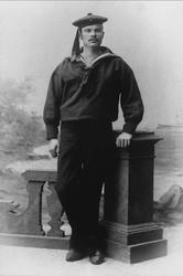 Portrett, mann i matrosuniform.