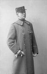 Portrett, mann i kadettuniform.