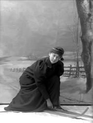 Portrett, ung kvinne i skiutstyr. Malt bakgrunn. Kristine Va