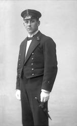 Portrett, mann i kadettuniform.