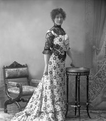 Portrett, Ragna Stiansen i blomstrete kjole.