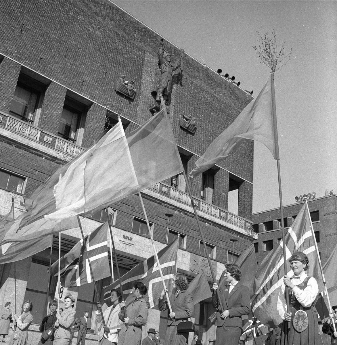1. mai feiring, Oslo 1956. Demonstrasjonstog med norske flagg. 