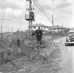 Mann ved treplog. Frognerkilen, Oslo 1956.