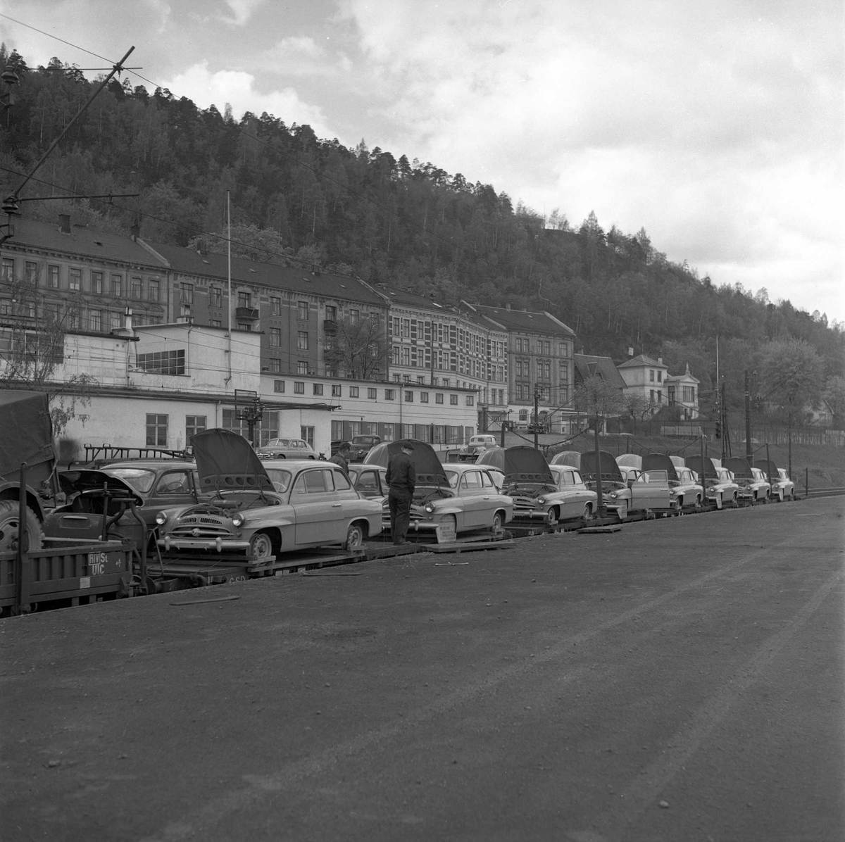 Nye Skodaer kommer med jernbanen. Mai 1956.