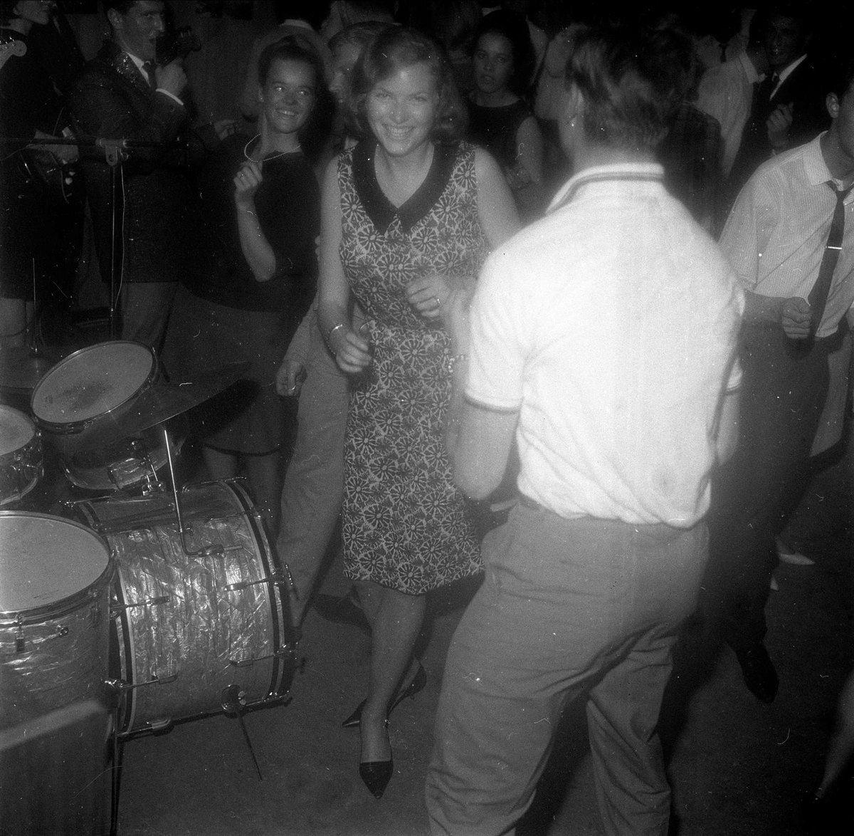 The Quartermasters spiller til dans på Club 52 på Toms Hotel i Bergen med Elin Jensen som sologitarist (Norges første kvinnelige), 16.06.1964.